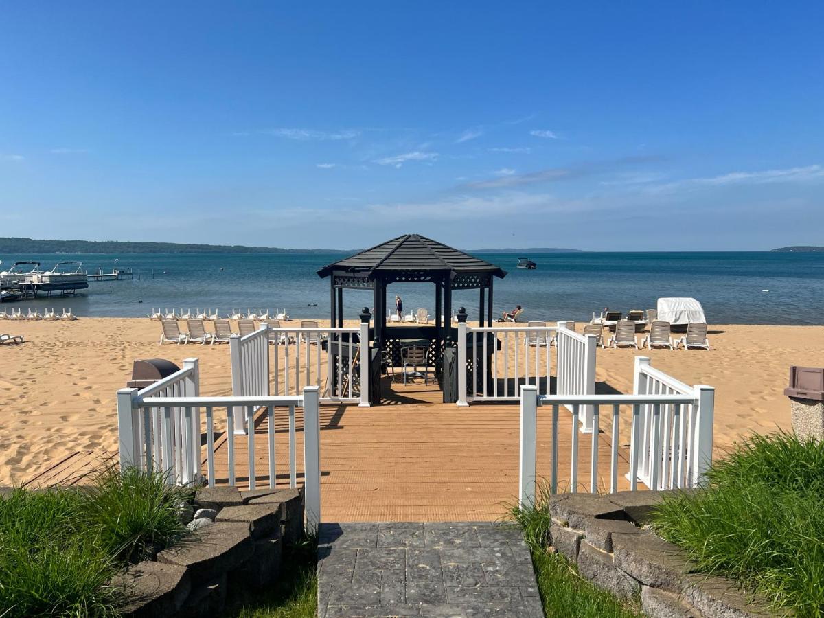 The Beach Haus - Травърс Сити Екстериор снимка