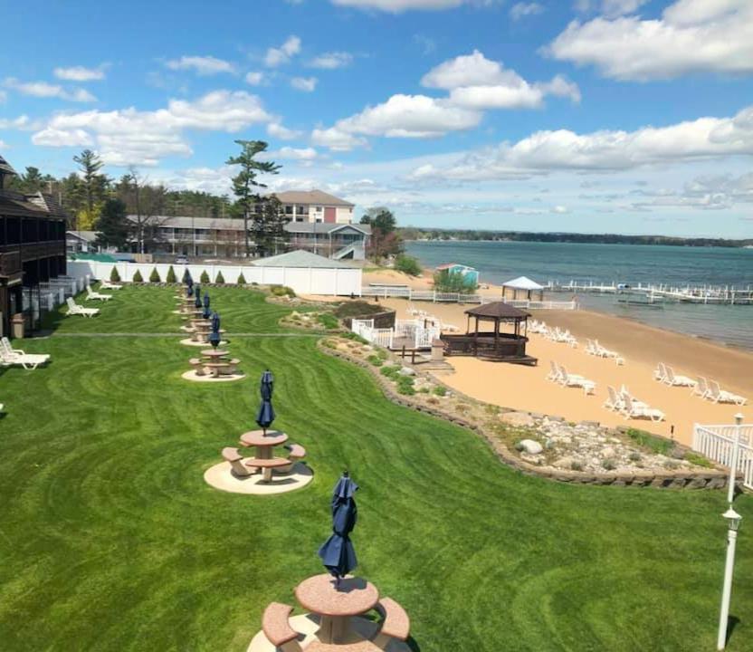 The Beach Haus - Травърс Сити Екстериор снимка